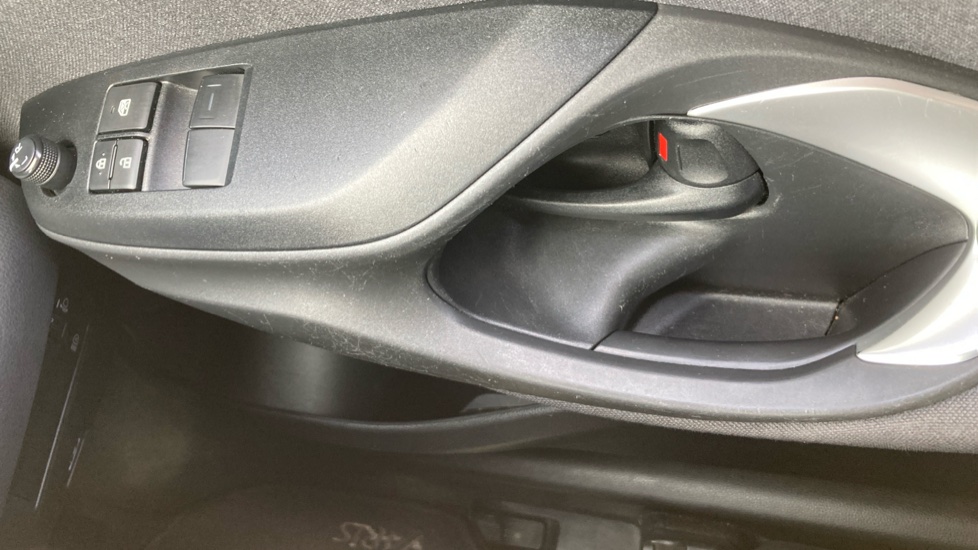 Toyota Yaris 1.5 Hybrid Icon 5dr CVT Hybrid Hatchback - Image 29