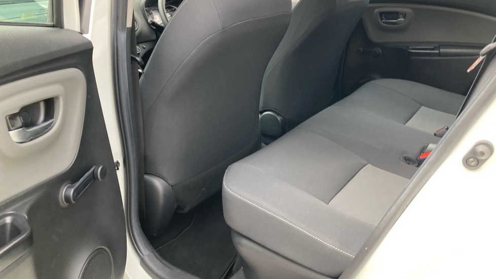 Toyota Yaris 1.5 Hybrid Icon Tech 5dr CVT Hybrid Hatchback - Image 15