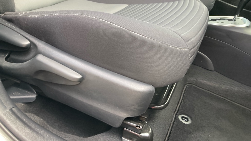 Toyota Yaris 1.5 Hybrid Icon Tech 5dr CVT Hybrid Hatchback - Image 17