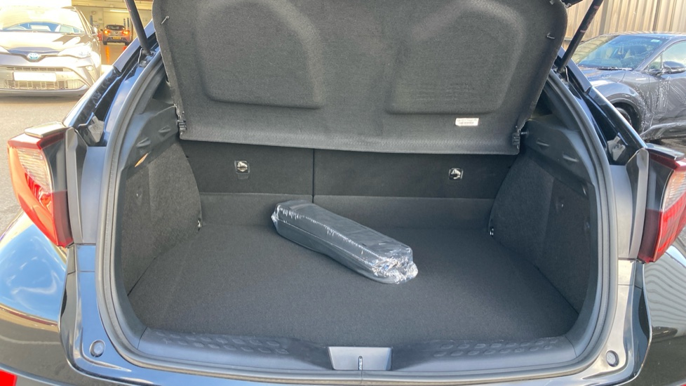 Toyota C-HR 2.0 Hybrid Design 5dr CVT Hybrid Hatchback - Image 13