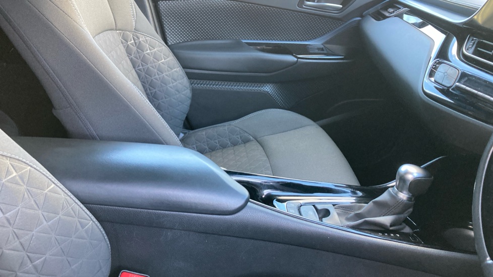 Toyota C-HR 2.0 Hybrid Design 5dr CVT Hybrid Hatchback - Image 18