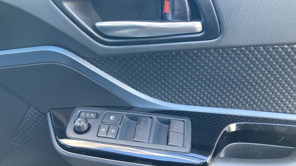 Toyota C-HR 2.0 Hybrid Design 5dr CVT Hybrid Hatchback - Image 20