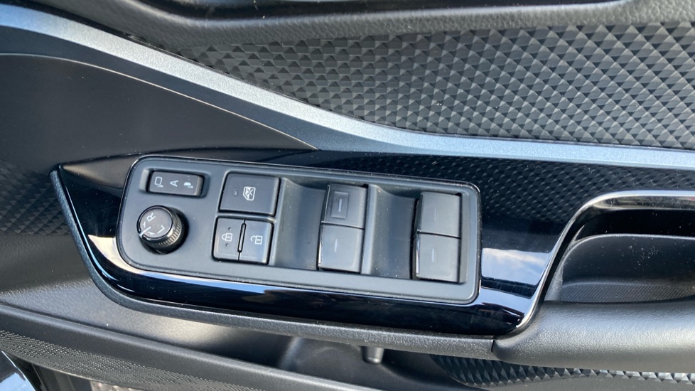 Toyota C-HR 2.0 Hybrid Design 5dr CVT Hybrid Hatchback - Image 30