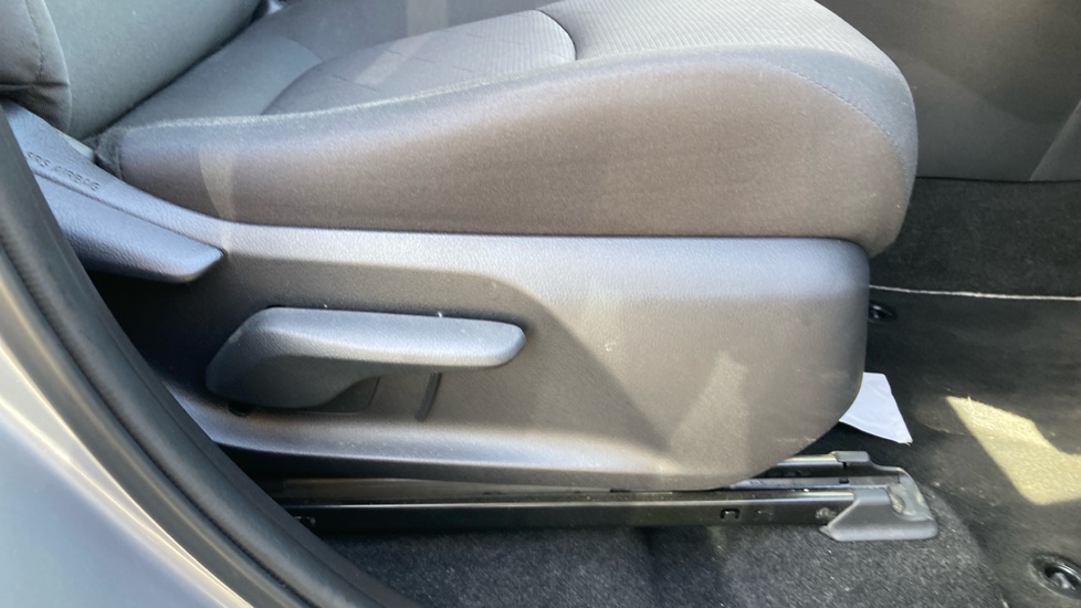 Toyota RAV4 2.5 VVT-i Hybrid Design 5dr CVT 2WD Hybrid Estate - Image 17