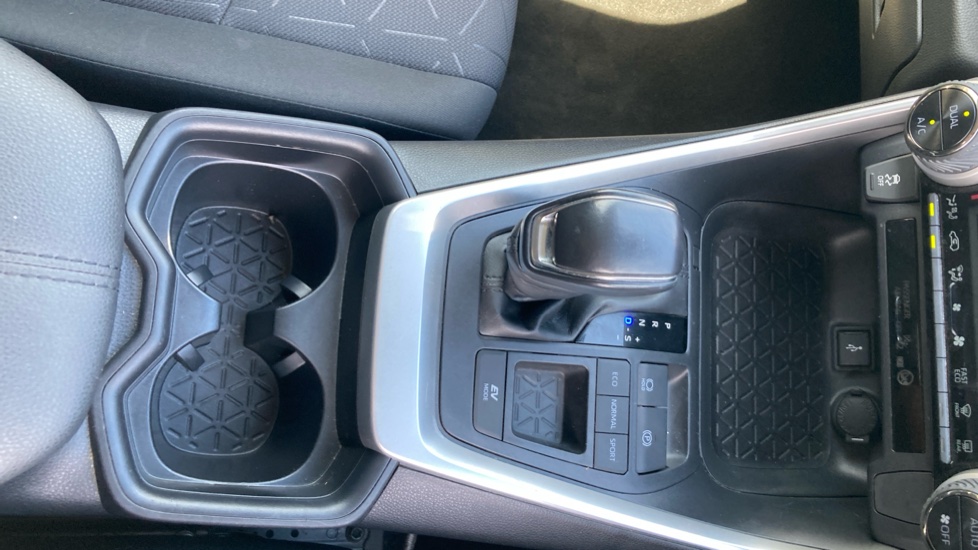 Toyota RAV4 2.5 VVT-i Hybrid Design 5dr CVT 2WD Hybrid Estate - Image 36