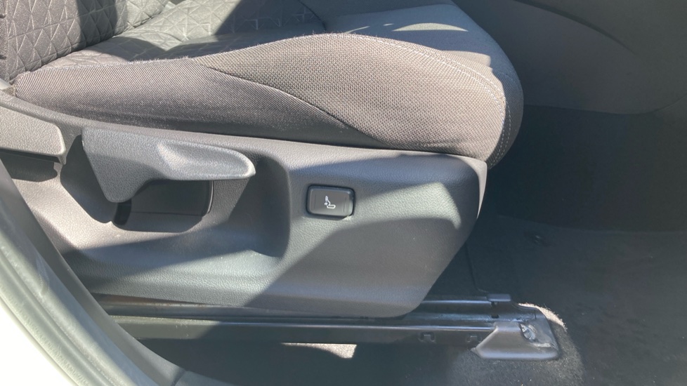 Toyota C-HR 1.8 Hybrid Design 5dr CVT Hybrid Hatchback - Image 17