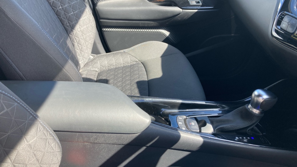 Toyota C-HR 1.8 Hybrid Design 5dr CVT Hybrid Hatchback - Image 18