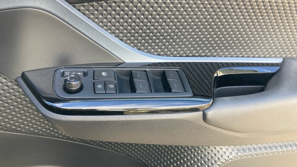 Toyota C-HR 1.8 Hybrid Design 5dr CVT Hybrid Hatchback - Image 20
