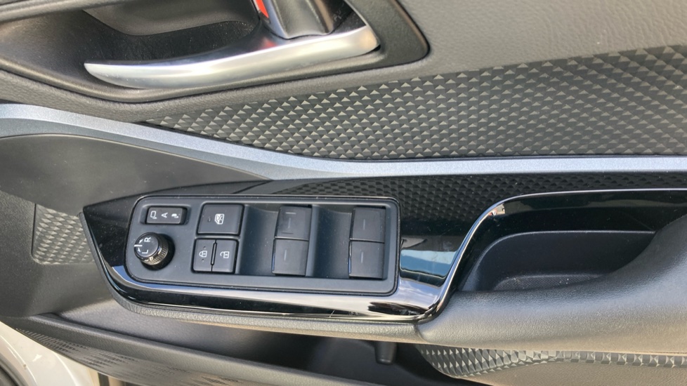 Toyota C-HR 1.8 Hybrid Design 5dr CVT Hybrid Hatchback - Image 30