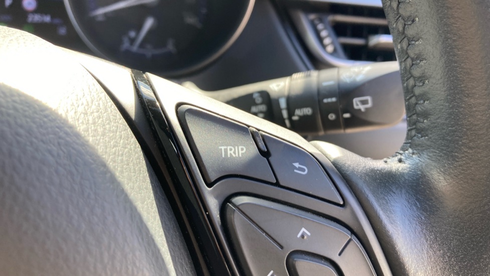 Toyota C-HR 1.8 Hybrid Design 5dr CVT Hybrid Hatchback - Image 31