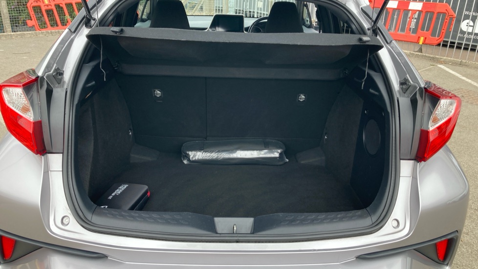Toyota C-HR 1.8 Hybrid Design 5dr CVT Hybrid Hatchback - Image 13