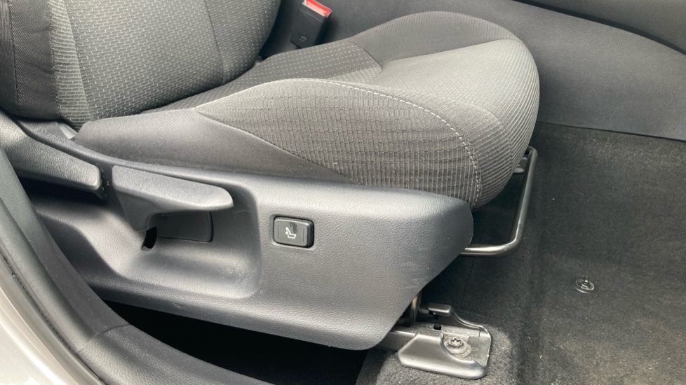 Toyota C-HR 1.8 Hybrid Design 5dr CVT Hybrid Hatchback - Image 17