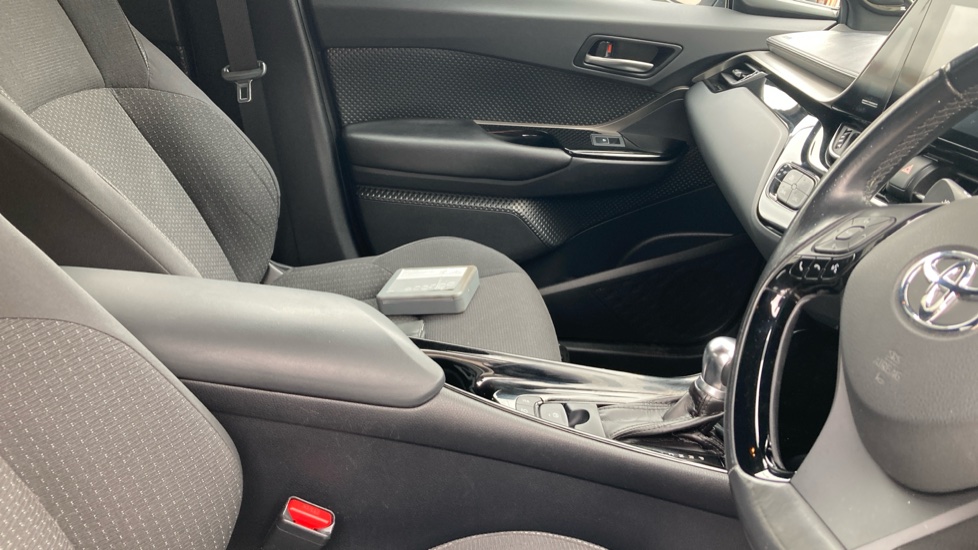 Toyota C-HR 1.8 Hybrid Design 5dr CVT Hybrid Hatchback - Image 18