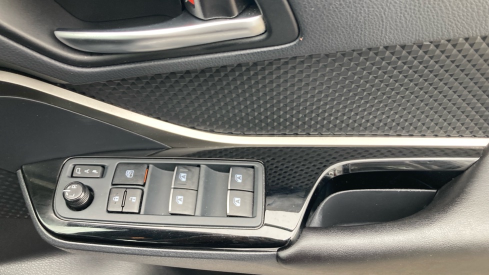 Toyota C-HR 1.8 Hybrid Design 5dr CVT Hybrid Hatchback - Image 32