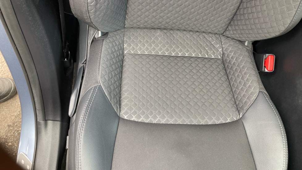 Toyota C-HR 1.8 Hybrid Design 5dr CVT Hybrid Hatchback - Image 14