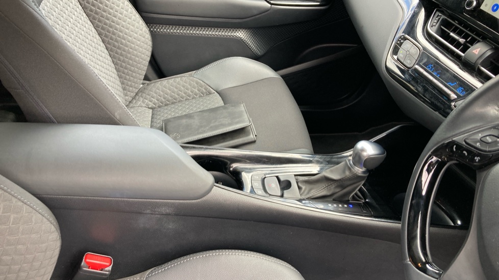 Toyota C-HR 1.8 Hybrid Design 5dr CVT Hybrid Hatchback - Image 18