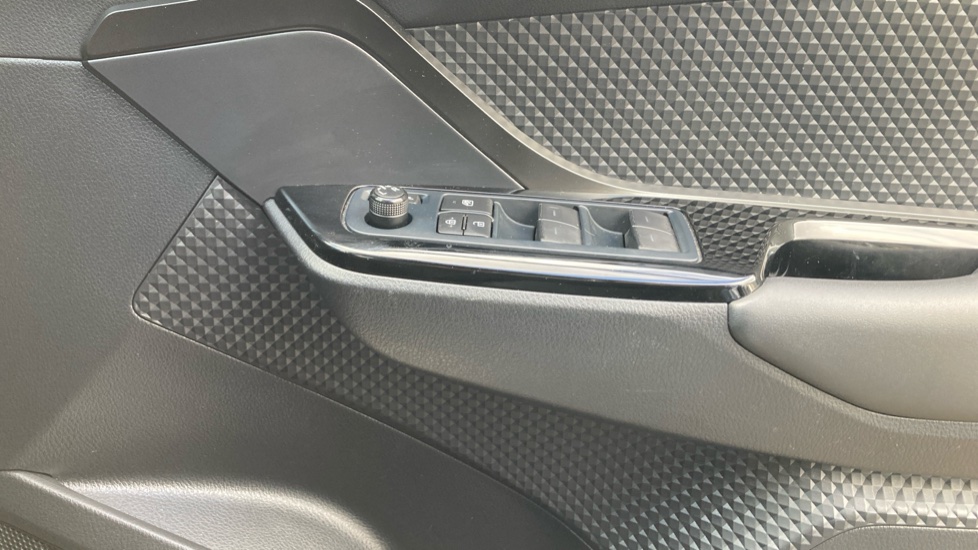 Toyota C-HR 1.8 Hybrid Design 5dr CVT Hybrid Hatchback - Image 30