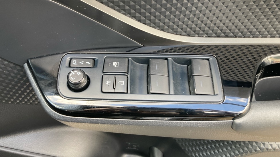 Toyota C-HR 1.8 Hybrid Design 5dr CVT Hybrid Hatchback - Image 32
