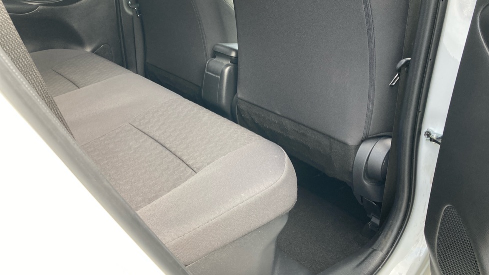 Toyota Yaris 1.5 Hybrid Design 5dr CVT Hybrid Hatchback - Image 8