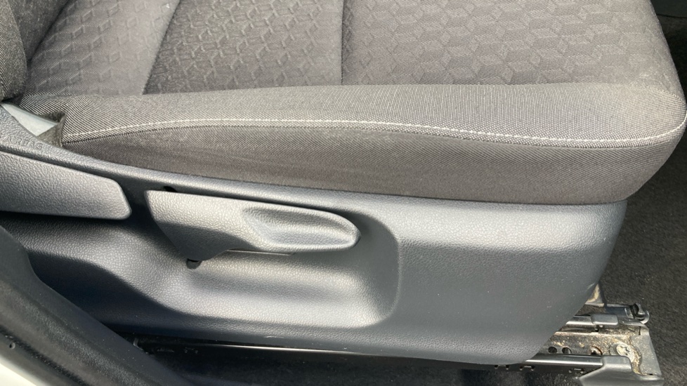 Toyota Yaris 1.5 Hybrid Design 5dr CVT Hybrid Hatchback - Image 17