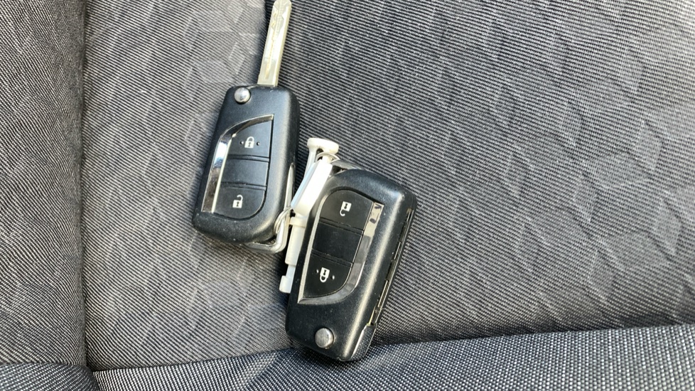 Toyota Yaris 1.5 Hybrid Design 5dr CVT Hybrid Hatchback - Image 28