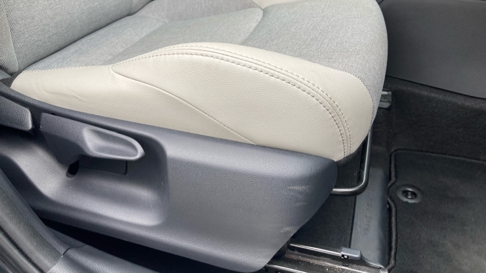 Toyota Yaris 1.5 Hybrid Excel 5dr CVT Hybrid Hatchback - Image 17