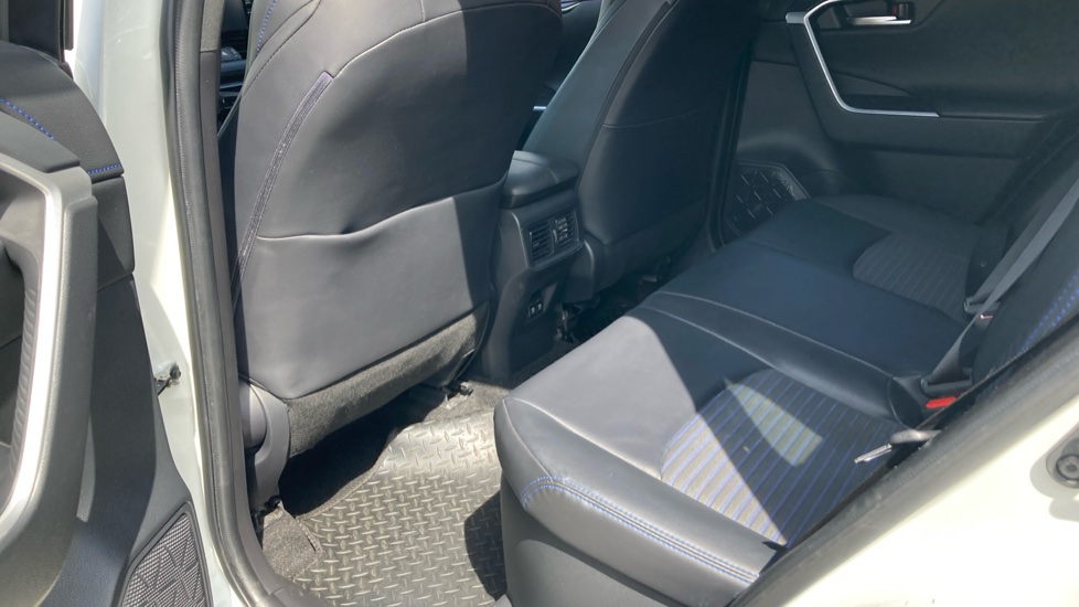 Toyota RAV4 2.5 VVT-i Hybrid Dynamic 5dr CVT 2WD Hybrid Estate - Image 15