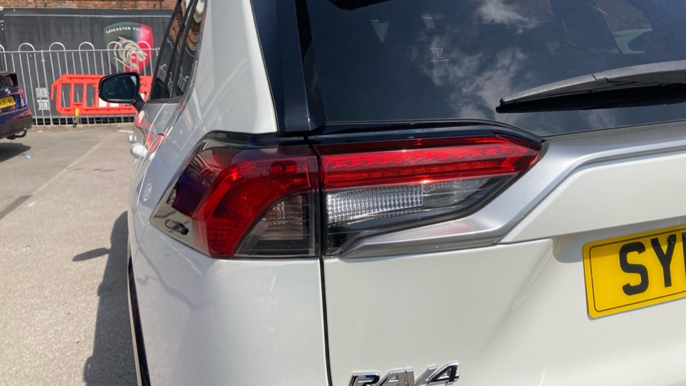 Toyota RAV4 2.5 VVT-i Hybrid Dynamic 5dr CVT 2WD Hybrid Estate - Image 21