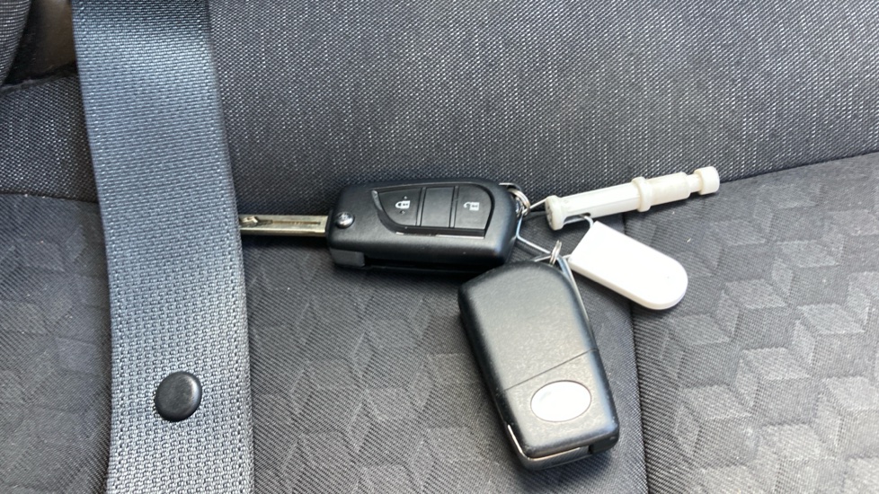 Toyota Yaris 1.5 Hybrid Icon 5dr CVT Hybrid Hatchback - Image 28