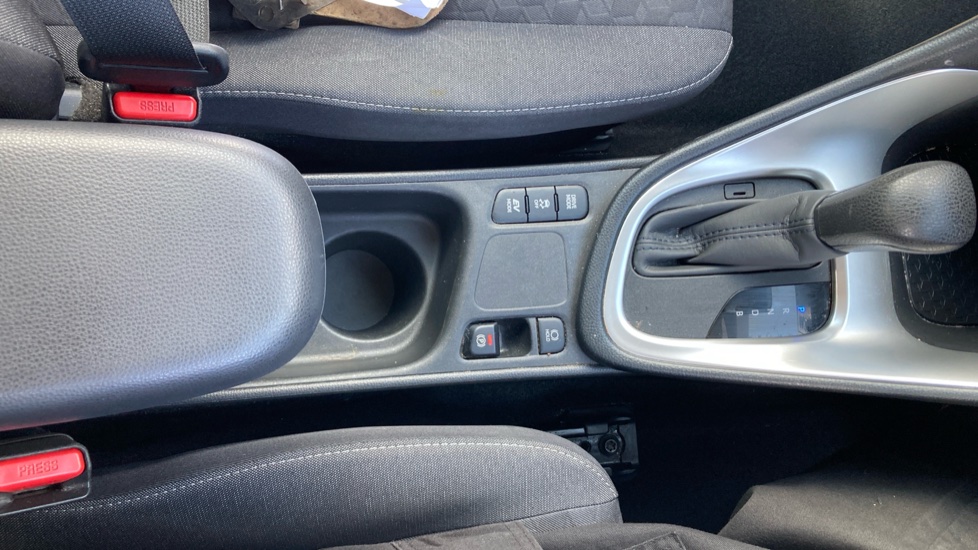 Toyota Yaris 1.5 Hybrid Icon 5dr CVT Hybrid Hatchback - Image 32