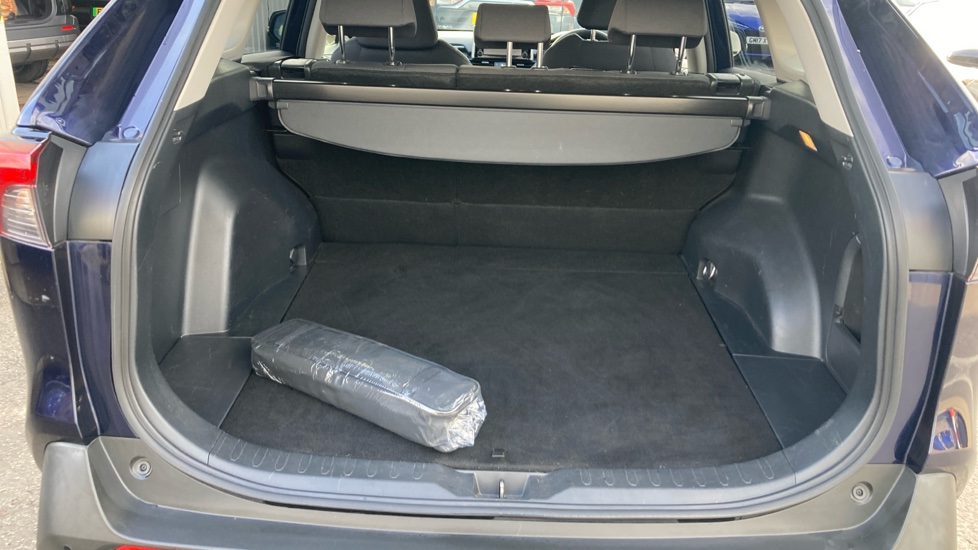 Toyota RAV4 2.5 VVT-i Hybrid Design 5dr CVT 2WD Hybrid Estate - Image 13