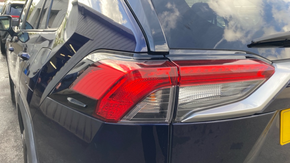 Toyota RAV4 2.5 VVT-i Hybrid Design 5dr CVT 2WD Hybrid Estate - Image 21