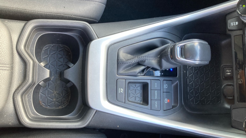 Toyota RAV4 2.5 VVT-i Hybrid Design 5dr CVT 2WD Hybrid Estate - Image 35