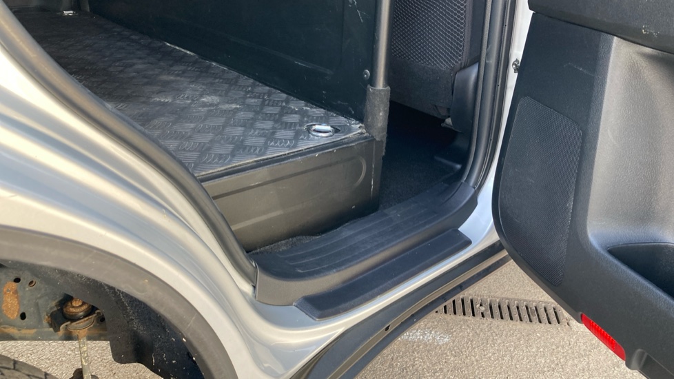 Toyota Land Cruiser Lwb Diesel 2.8D 204 Utility Commercial - Image 8