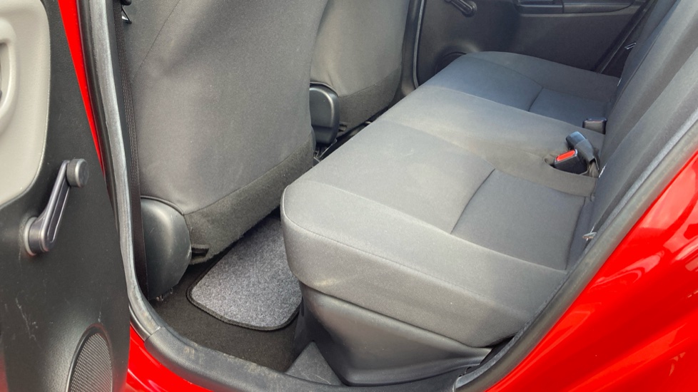 Toyota Yaris 1.5 Hybrid Active 5dr CVT Hybrid Hatchback - Image 15