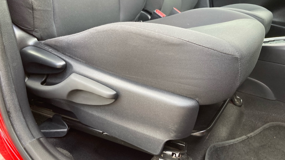 Toyota Yaris 1.5 Hybrid Active 5dr CVT Hybrid Hatchback - Image 17