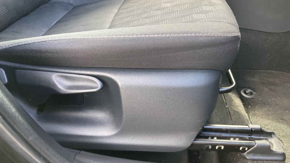 Toyota Yaris 1.5 Hybrid Design 5dr CVT Hybrid Hatchback - Image 17