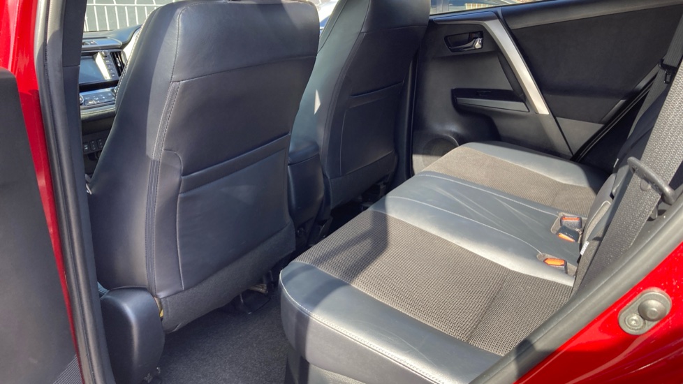 Toyota RAV4 2.5 VVT-i Hybrid Design TSS 5dr CVT Hybrid Estate - Image 15