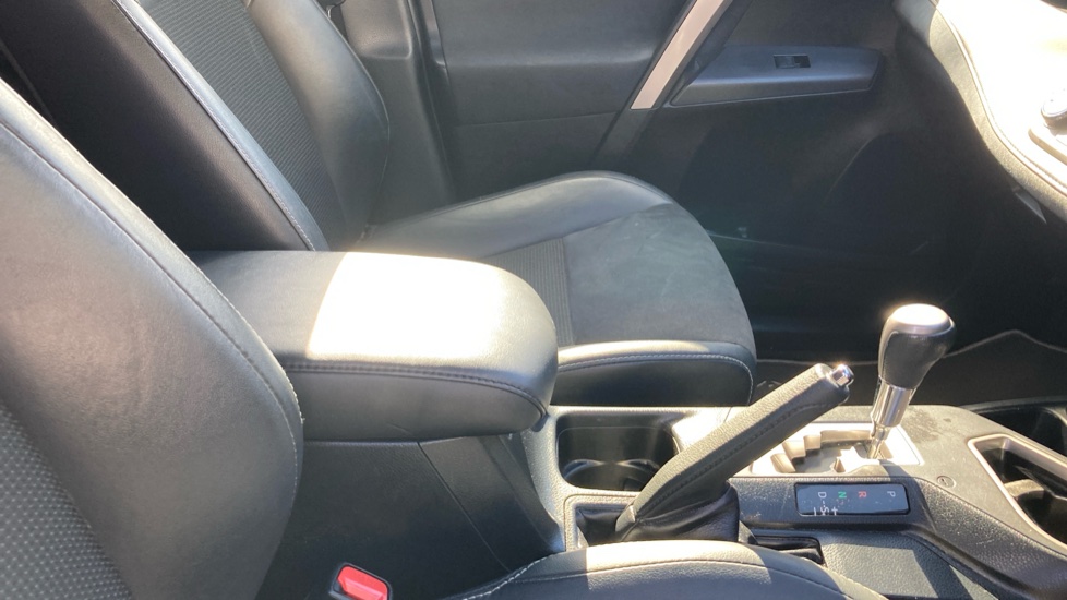 Toyota RAV4 2.5 VVT-i Hybrid Design TSS 5dr CVT Hybrid Estate - Image 18