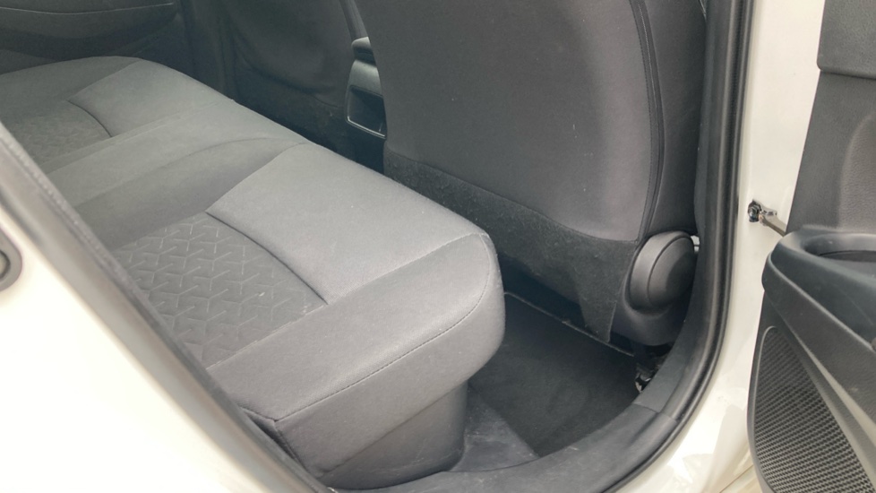 Toyota Corolla 2.0 VVT-i Hybrid Design 5dr CVT Hybrid Hatchback - Image 8