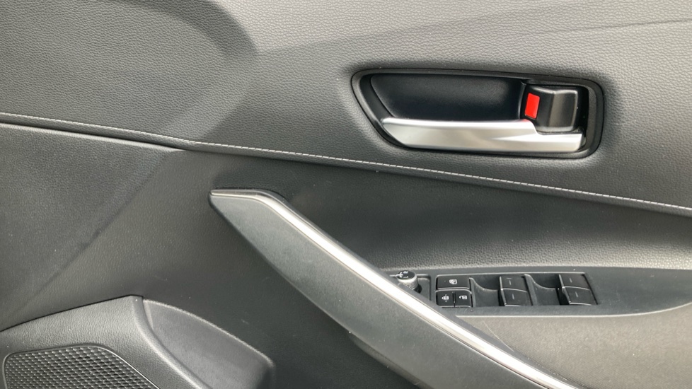 Toyota Corolla 2.0 VVT-i Hybrid Design 5dr CVT Hybrid Hatchback - Image 30