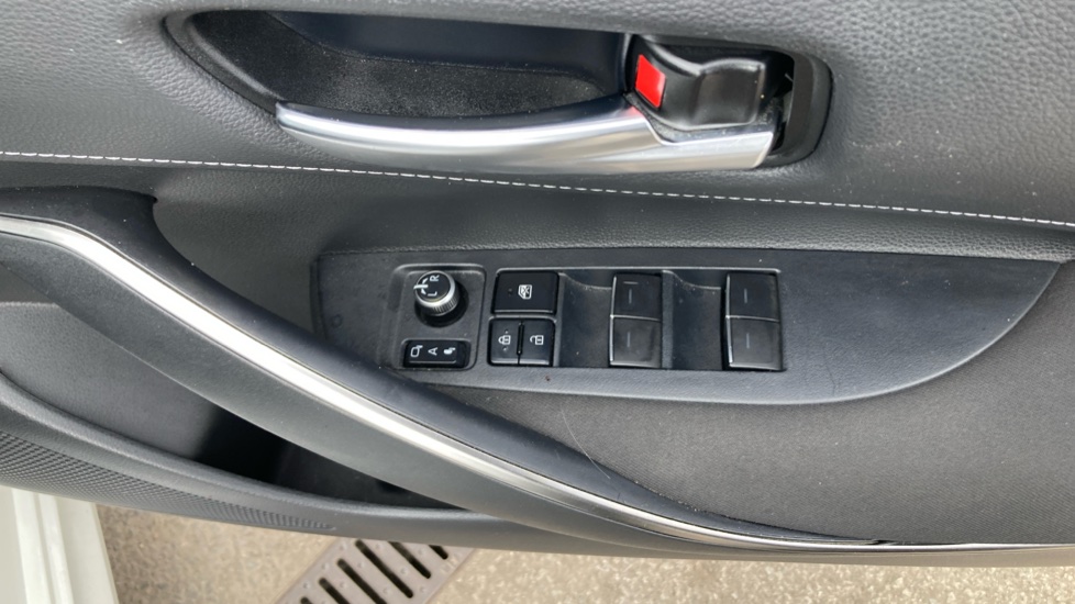 Toyota Corolla 2.0 VVT-i Hybrid Design 5dr CVT Hybrid Hatchback - Image 32