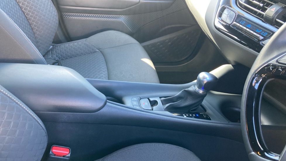 Toyota C-HR 1.8 Hybrid Icon 5dr CVT Hybrid Hatchback - Image 18