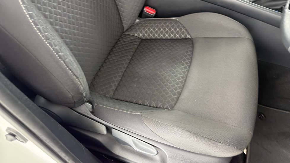 Toyota C-HR 1.8 Hybrid Icon 5dr CVT Hybrid Hatchback - Image 17