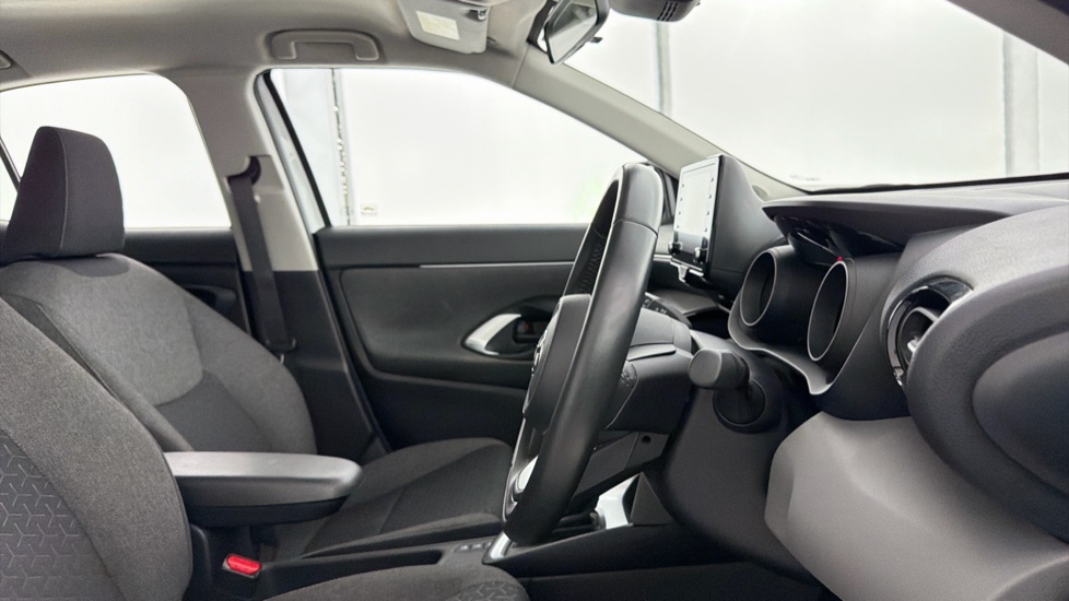 Toyota Yaris Cross 1.5 Hybrid Icon 5dr CVT Hybrid Estate - Image 12
