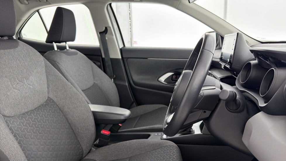 Toyota Yaris Cross 1.5 Hybrid Icon 5dr CVT Hybrid Estate - Image 12