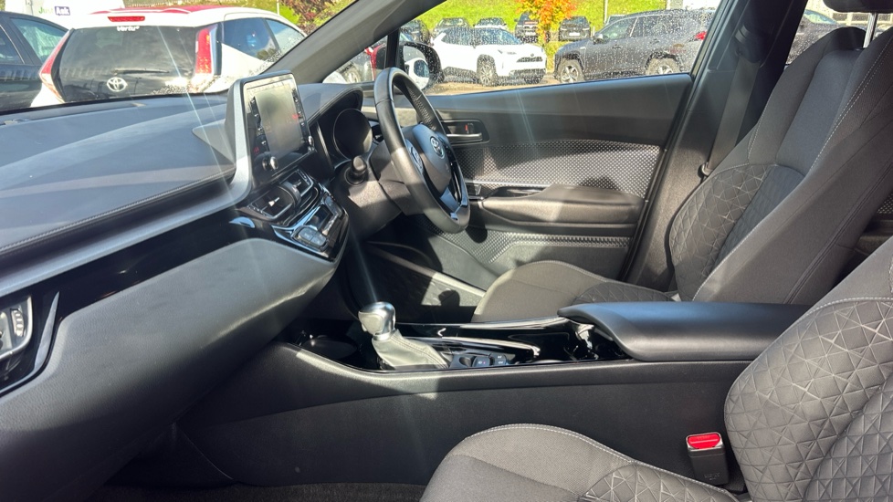 Toyota C-HR 1.8 Hybrid Design 5dr CVT Hybrid Hatchback - Image 5
