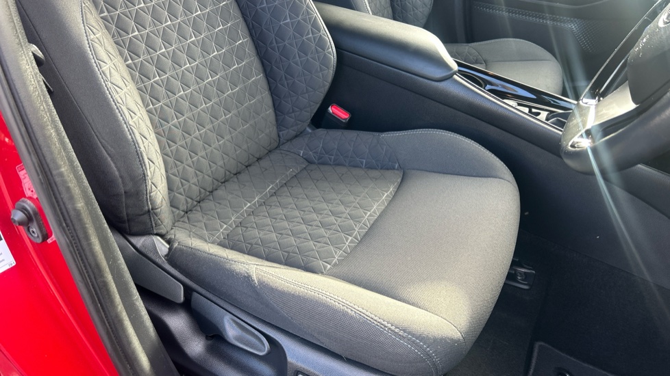 Toyota C-HR 1.8 Hybrid Design 5dr CVT Hybrid Hatchback - Image 17