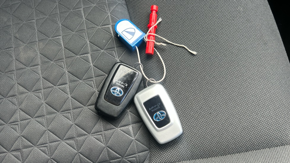 Toyota C-HR 1.8 Hybrid Design 5dr CVT Hybrid Hatchback - Image 28