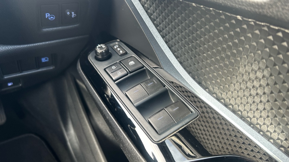 Toyota C-HR 1.8 Hybrid Design 5dr CVT Hybrid Hatchback - Image 30